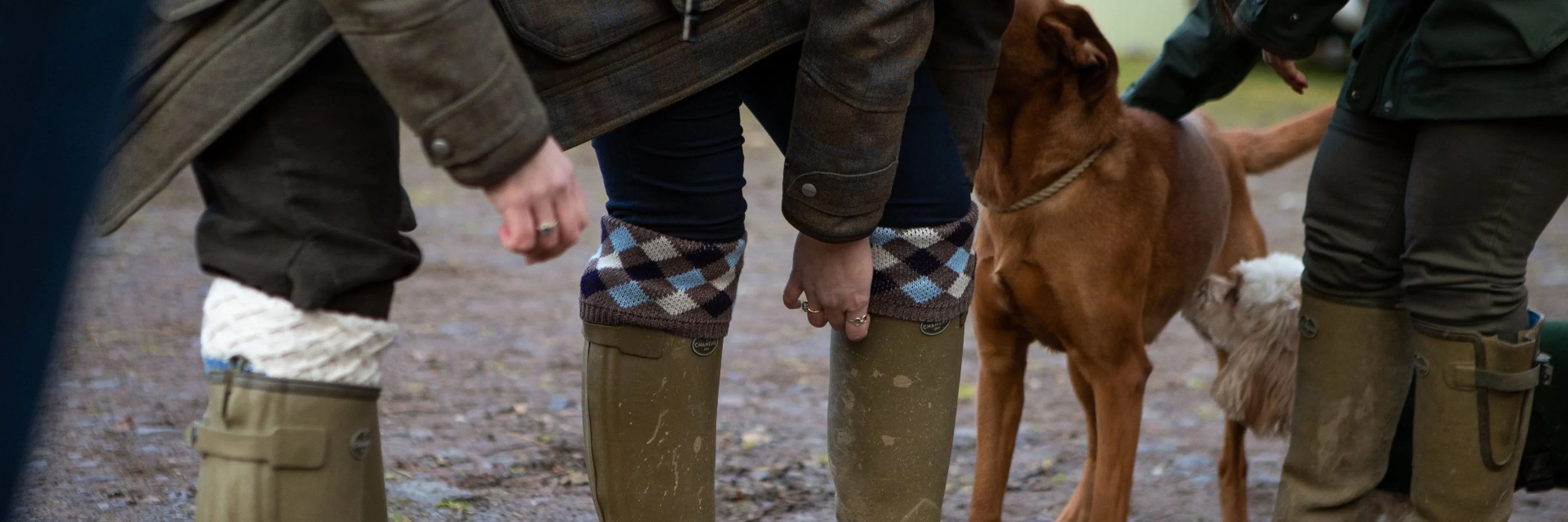 Olive green rubber boots with checkered cuffs for moleskin trousers