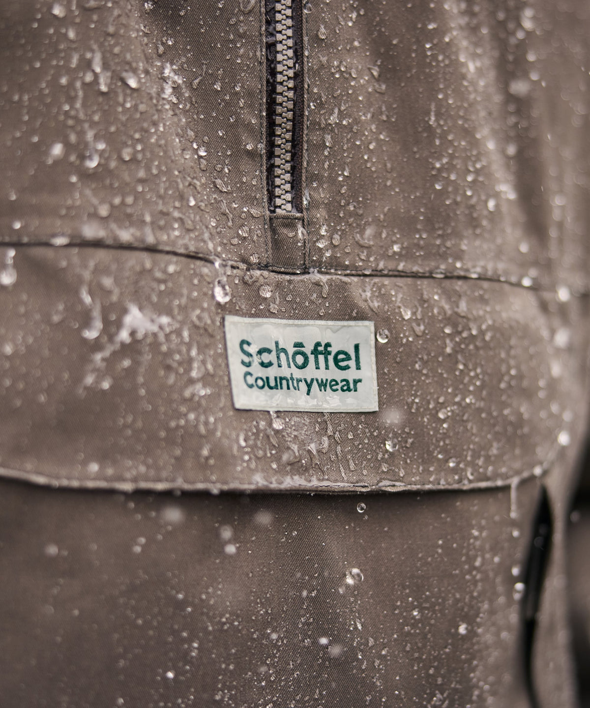 Overton waterproof anorak tundra in dark gray water-resistant fabric with visible zipper