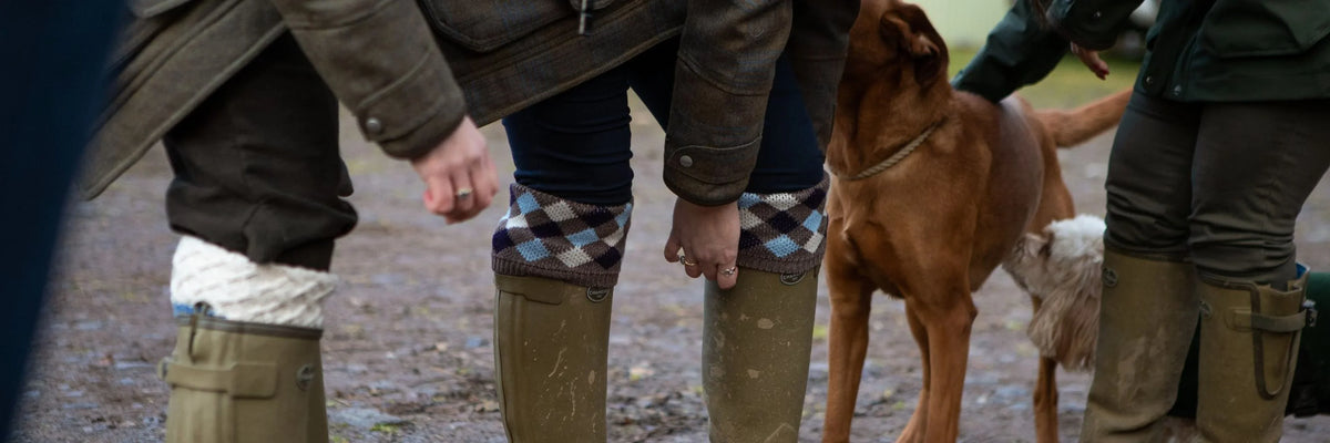 Olive green rubber boots with checkered cuffs for moleskin trousers