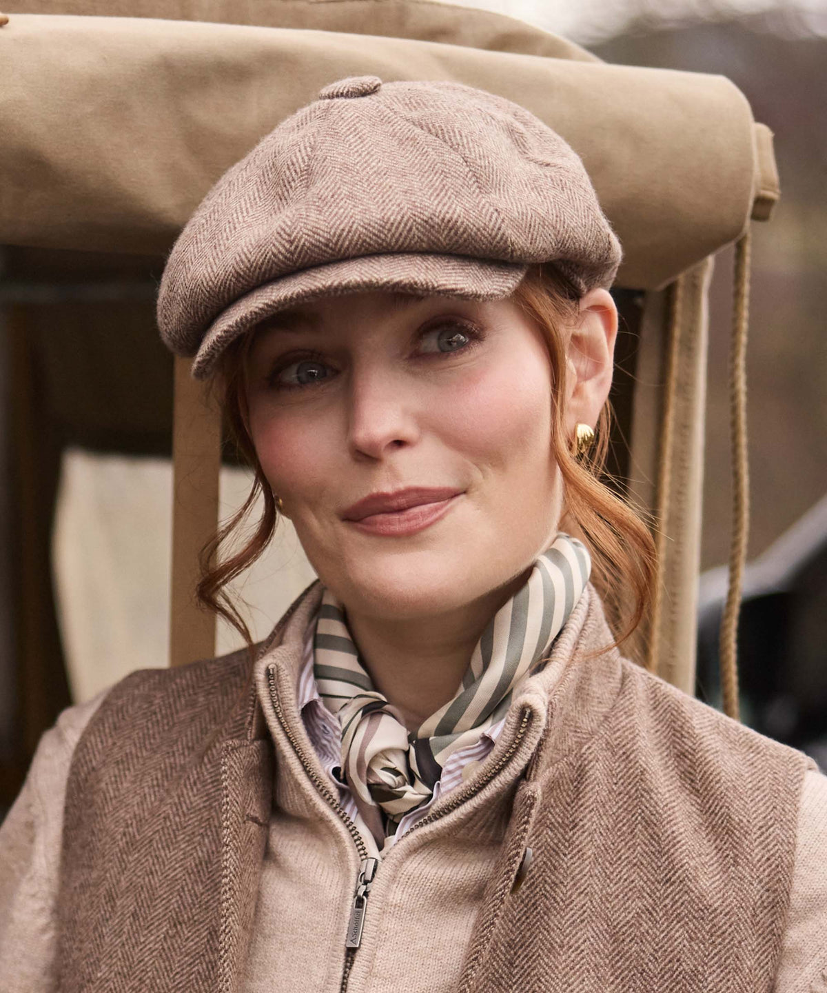 Women’s newsboy cap in beige cobblestone herringbone tweed with rounded crown and stitched brim