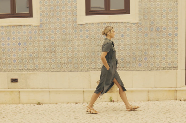 Video showcasing linen dresses in a hot country.