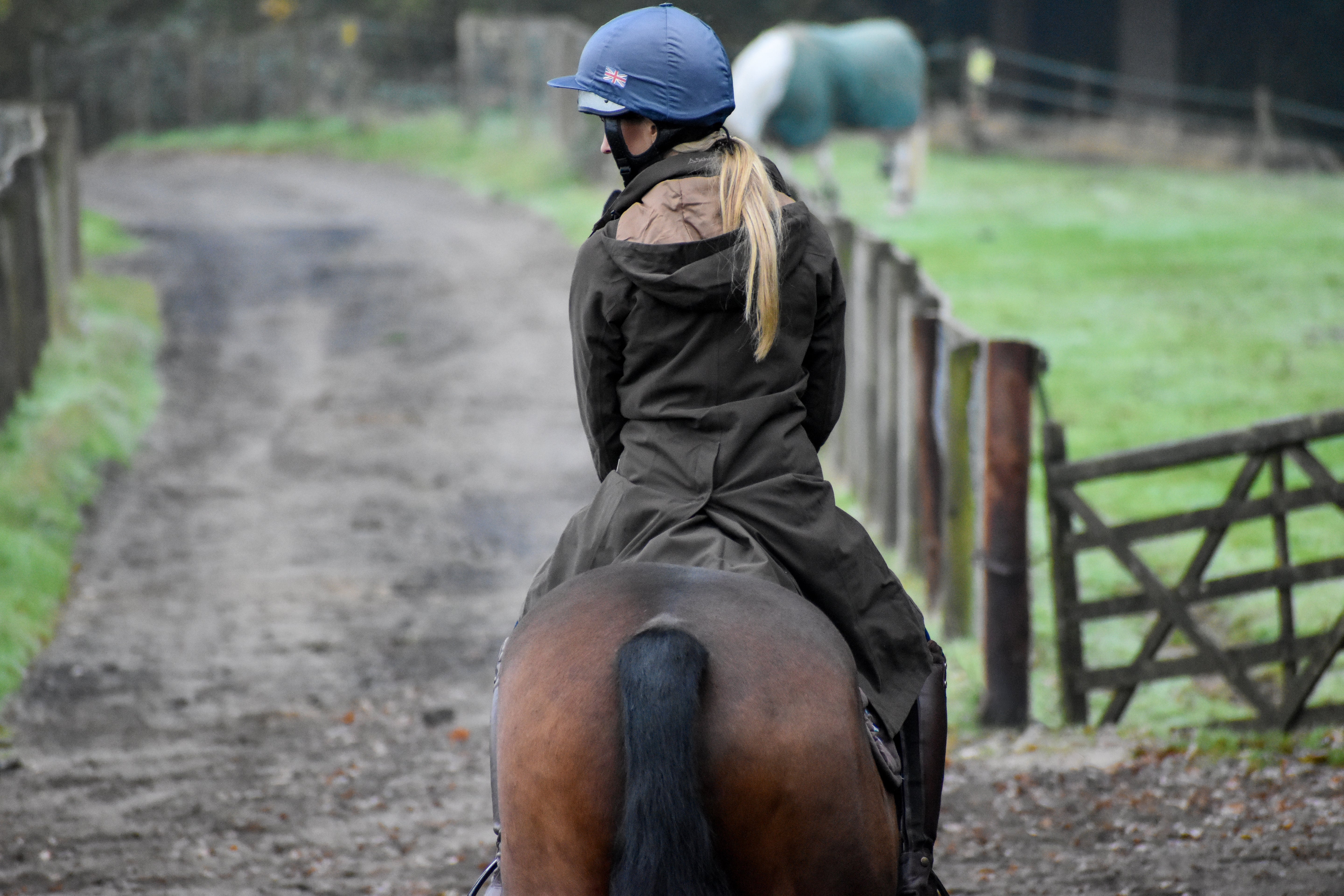 Back image of lady on a horse wearing the Marefield coat